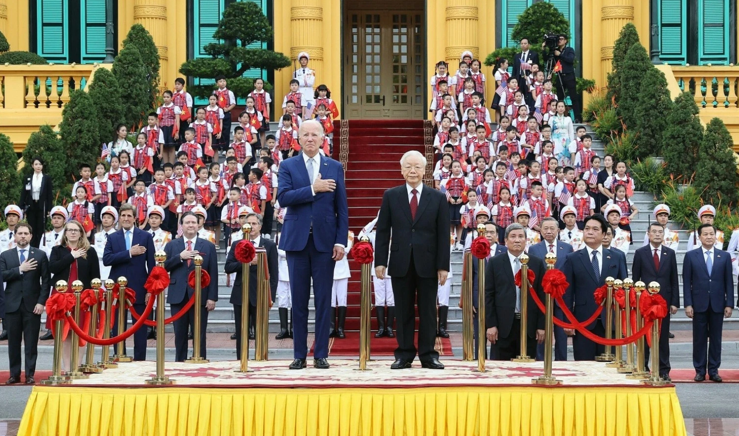 Tổng thống Hoa Kỳ Joe Biden rời Hà Nội, kết thúc tốt đẹp chuyến thăm lịch sử - Ảnh 2.