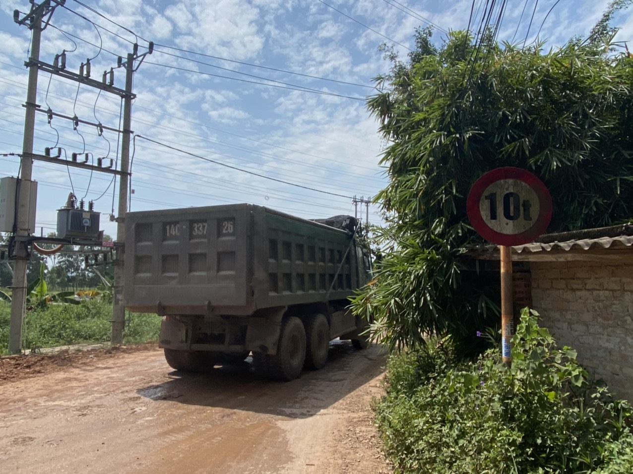 Quảng Ninh: Dân nghi xe vận tải vật liệu làm dự án khu tái định cư chở quá tải, nguy cơ tàn phá đường bê tông - Ảnh 5.