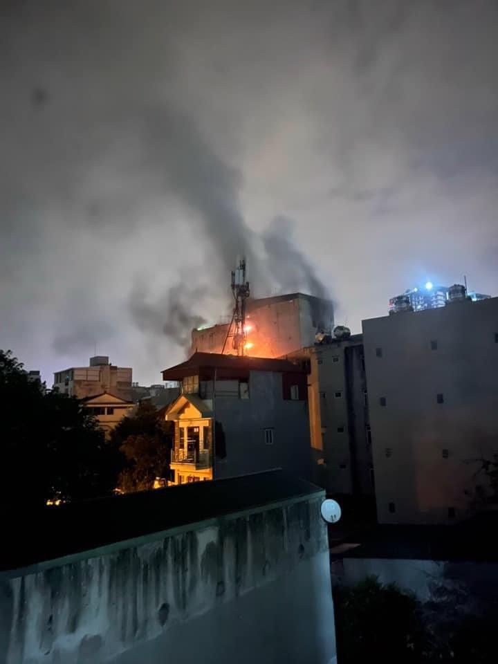 Vụ cháy chung cư ở Khương Hạ: Giây phút cả nhà thoát nạn nhờ chiếc thang dây - Ảnh 3.