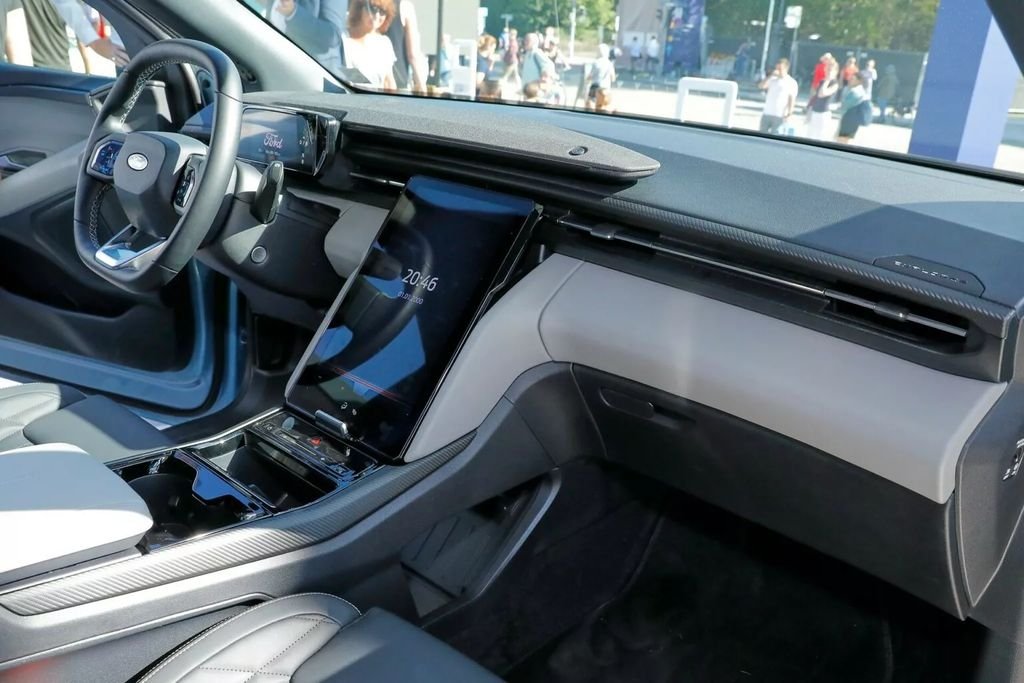 SUV điện Ford Explorer chính thức ra mắt, giá gần 1,2 tỷ đồng - Ảnh 4.