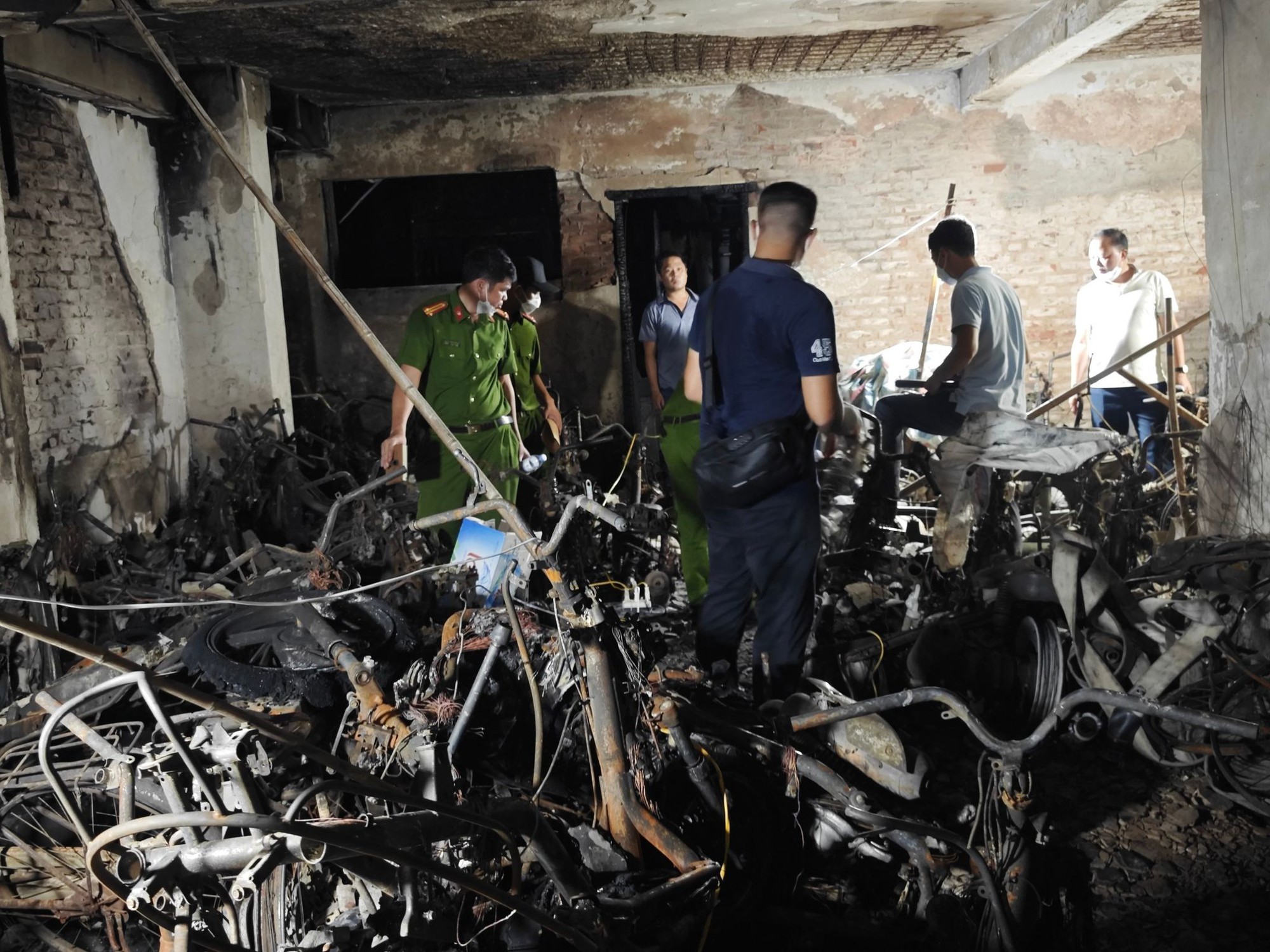 Hiện trường vụ cháy chung cư mini Khương Hạ khiến nhiều người tử vong - Ảnh 3.