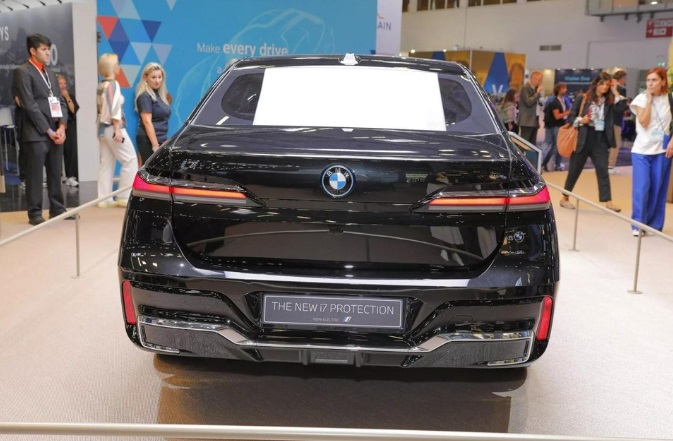Khám phá mẫu sedan điện BMW chống đạn đầu tiên trên thế giới - Ảnh 11.