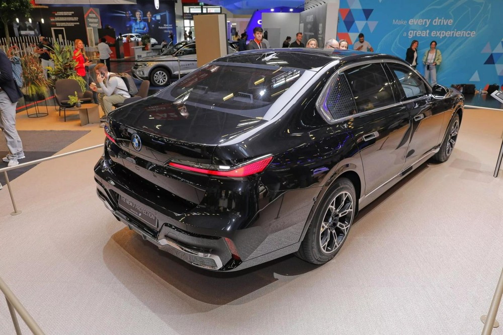 Khám phá mẫu sedan điện BMW chống đạn đầu tiên trên thế giới - Ảnh 13.