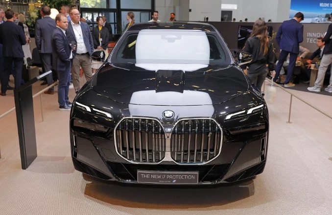 Khám phá mẫu sedan điện BMW chống đạn đầu tiên trên thế giới - Ảnh 2.