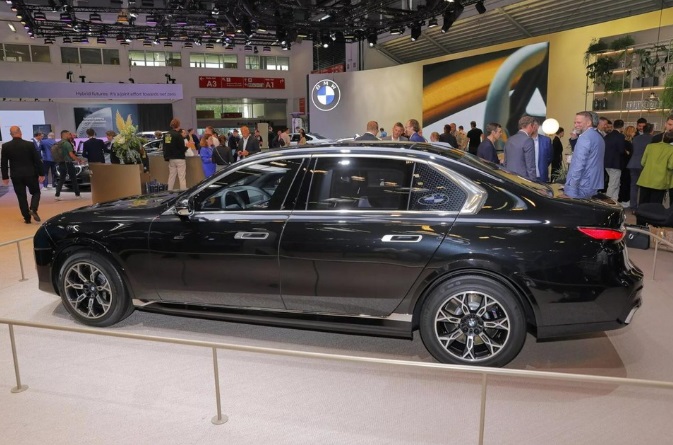 Khám phá mẫu sedan điện BMW chống đạn đầu tiên trên thế giới - Ảnh 3.