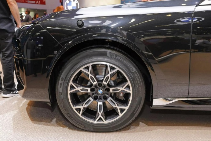 Khám phá mẫu sedan điện BMW chống đạn đầu tiên trên thế giới - Ảnh 4.