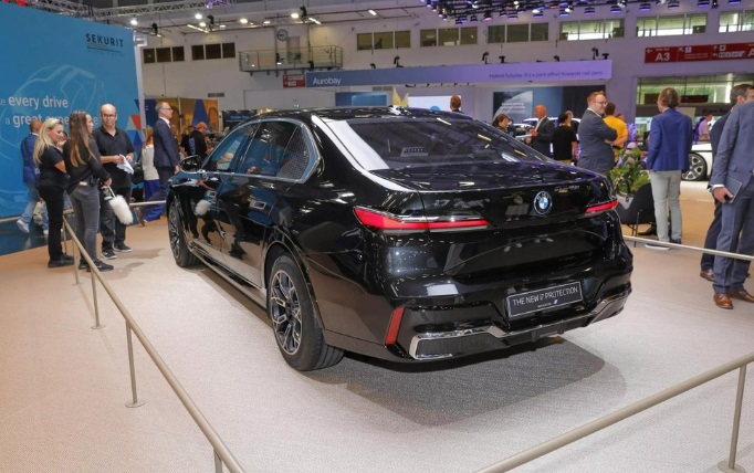 Khám phá mẫu sedan điện BMW chống đạn đầu tiên trên thế giới - Ảnh 5.