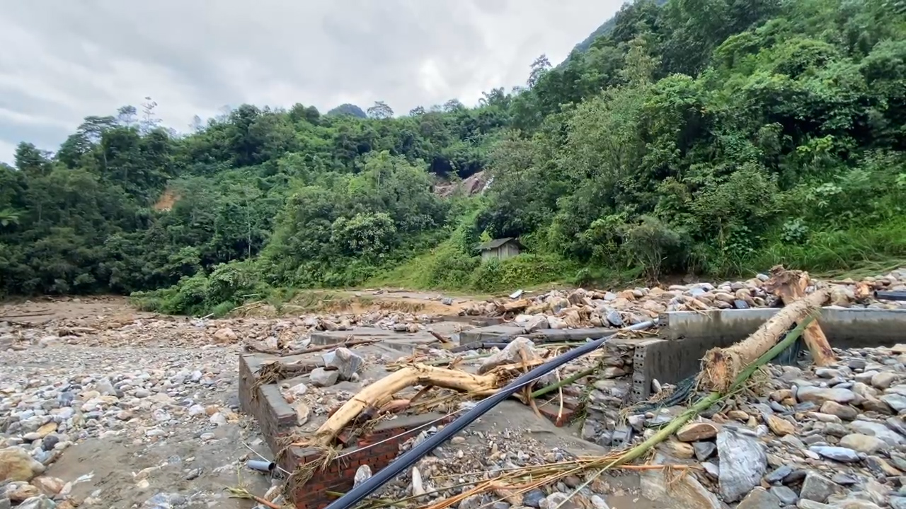 Cận cảnh hoang tàn sau lũ ống đi qua ở Lào Cai - Ảnh 6.