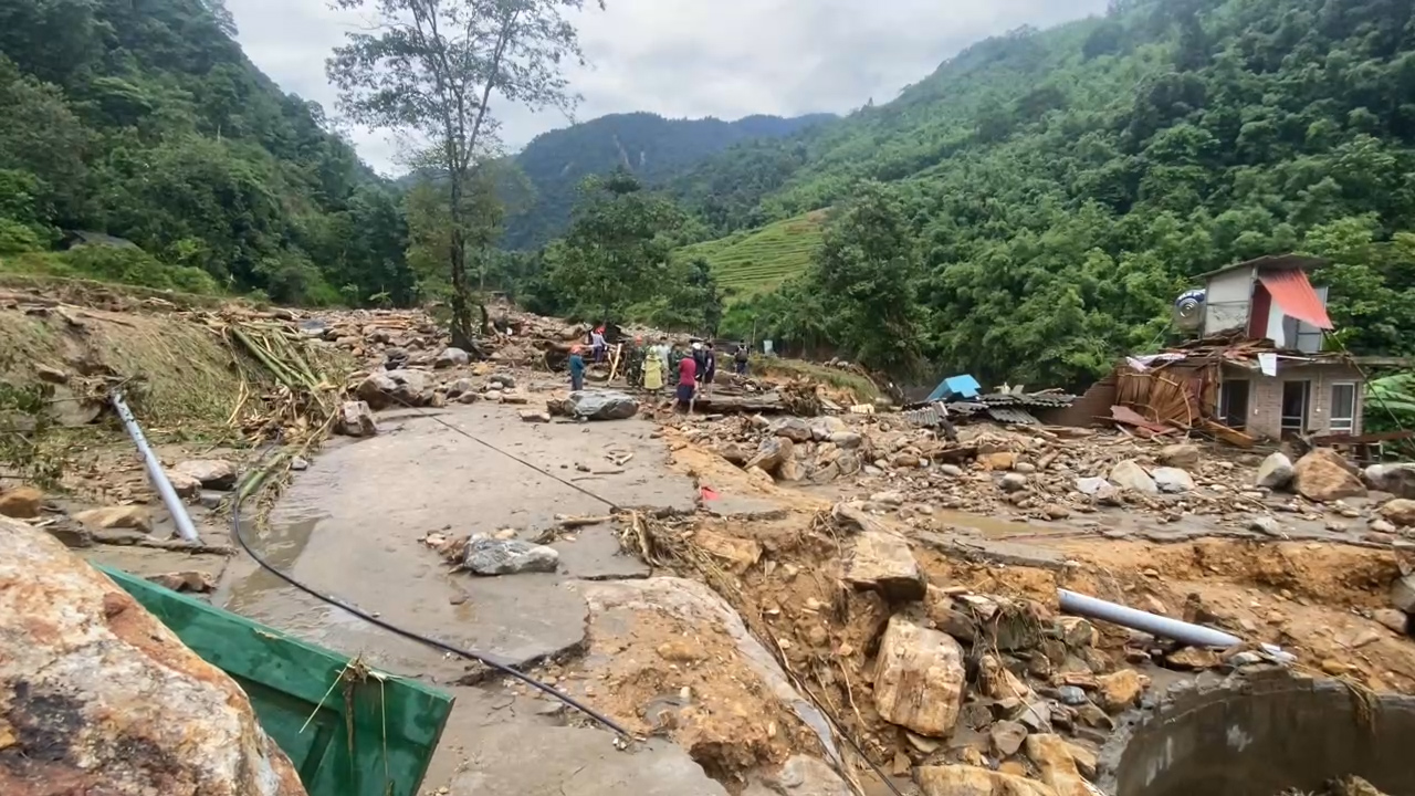 Cận cảnh hoang tàn sau lũ ống đi qua ở Lào Cai - Ảnh 2.