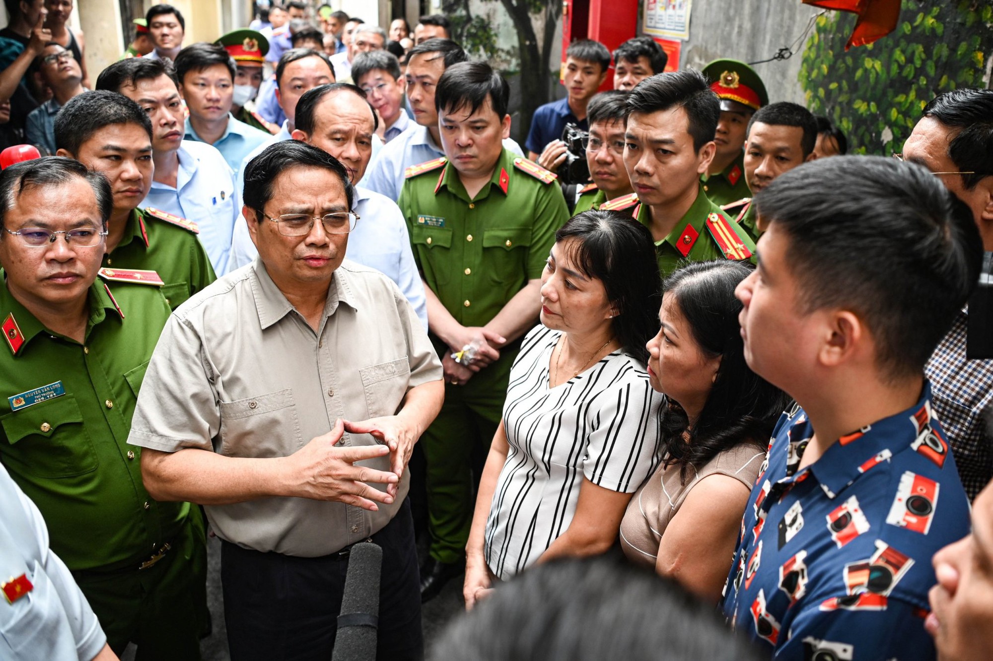 Thủ tướng tới hiện trường, thăm hỏi nạn nhân vụ cháy chung cư ở Khương Hạ - Ảnh 2.