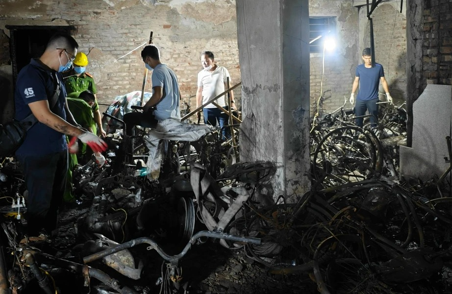 BHXH Việt Nam chia sẻ, hỗ trợ các nạn nhân trong vụ cháy chung cư mini ở Khương Hạ  - Ảnh 1.