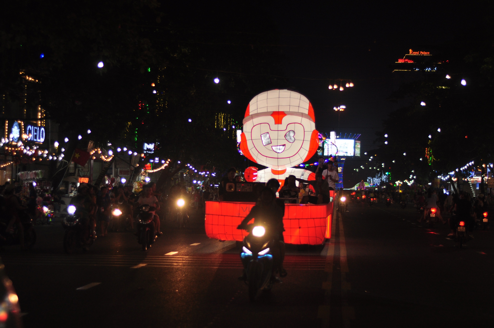 Tuyên Quang bừng sáng sôi động về đêm trước ngày lễ hội Trung thu - Ảnh 5.