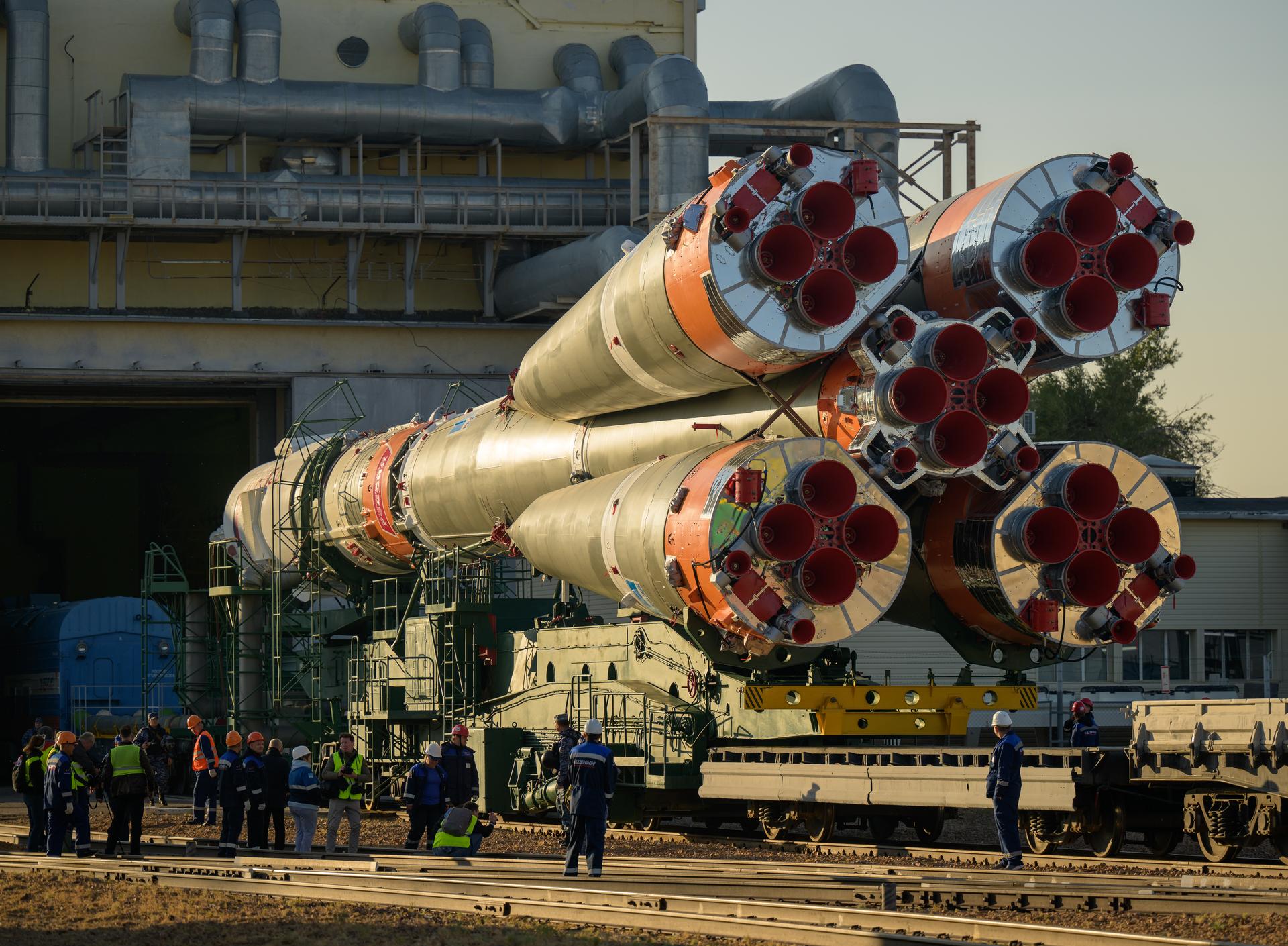 Bộ ảnh quyền lực: Nga nâng tên lửa Soyuz lên bệ, chuẩn bị chuyến bay lịch sử - Ảnh 1.