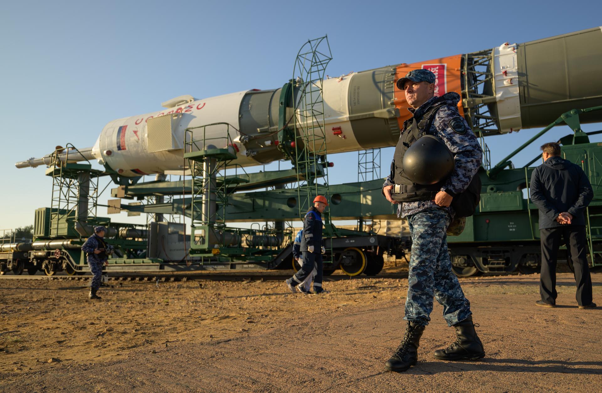 Bộ ảnh quyền lực: Nga nâng tên lửa Soyuz lên bệ, chuẩn bị chuyến bay lịch sử - Ảnh 2.