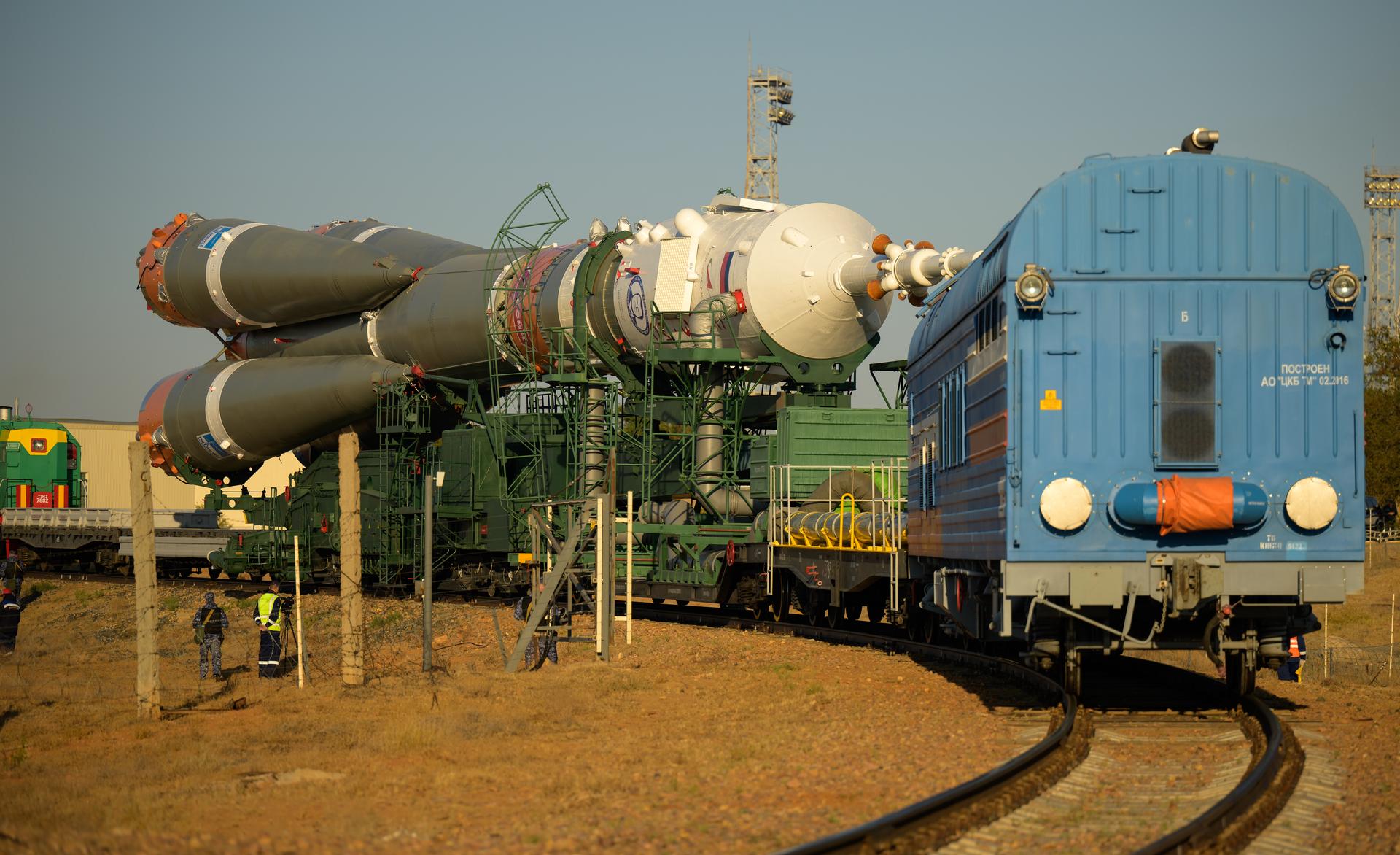 Bộ ảnh quyền lực: Nga nâng tên lửa Soyuz lên bệ, chuẩn bị chuyến bay lịch sử - Ảnh 3.