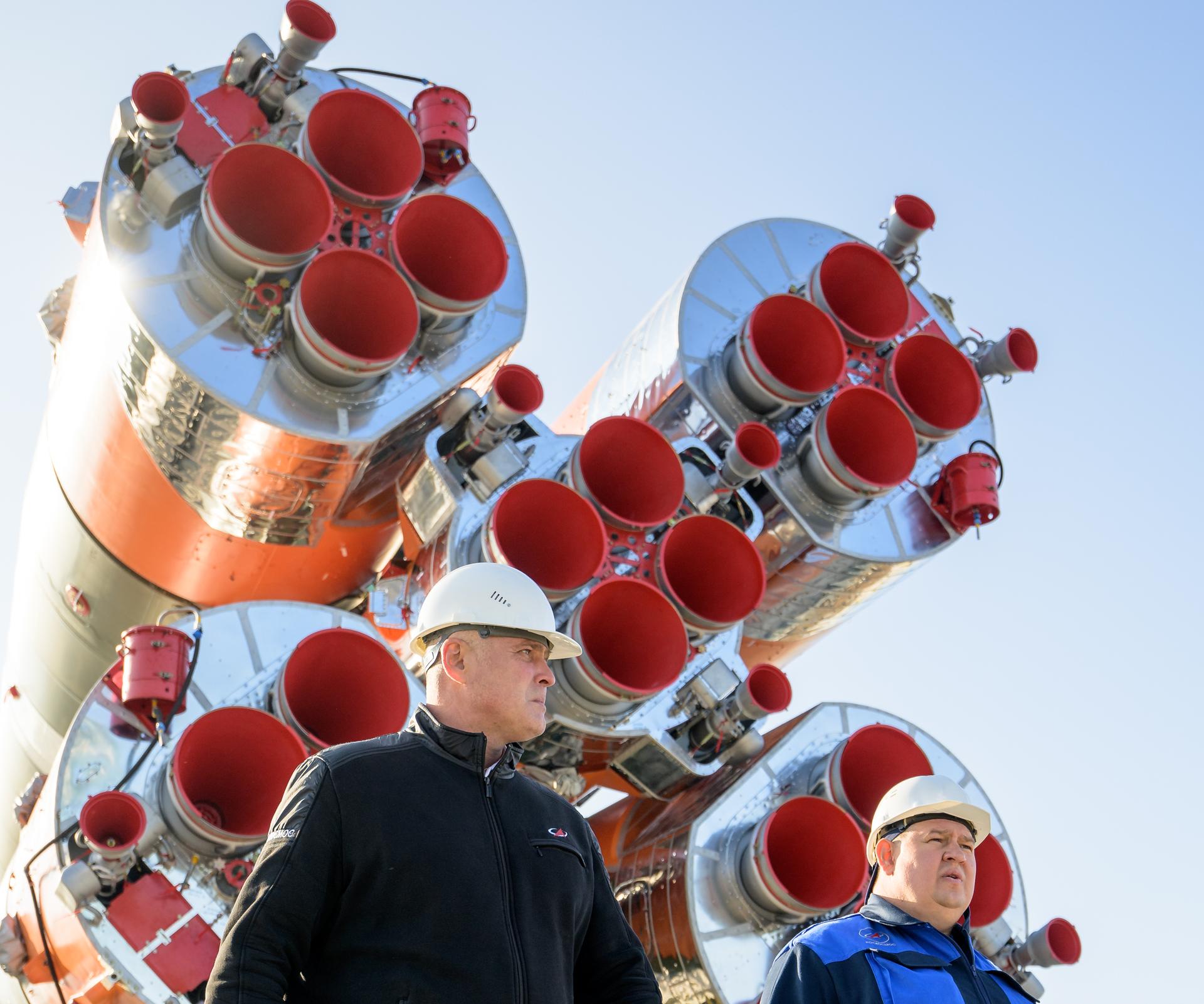 Bộ ảnh quyền lực: Nga nâng tên lửa Soyuz lên bệ, chuẩn bị chuyến bay lịch sử - Ảnh 4.