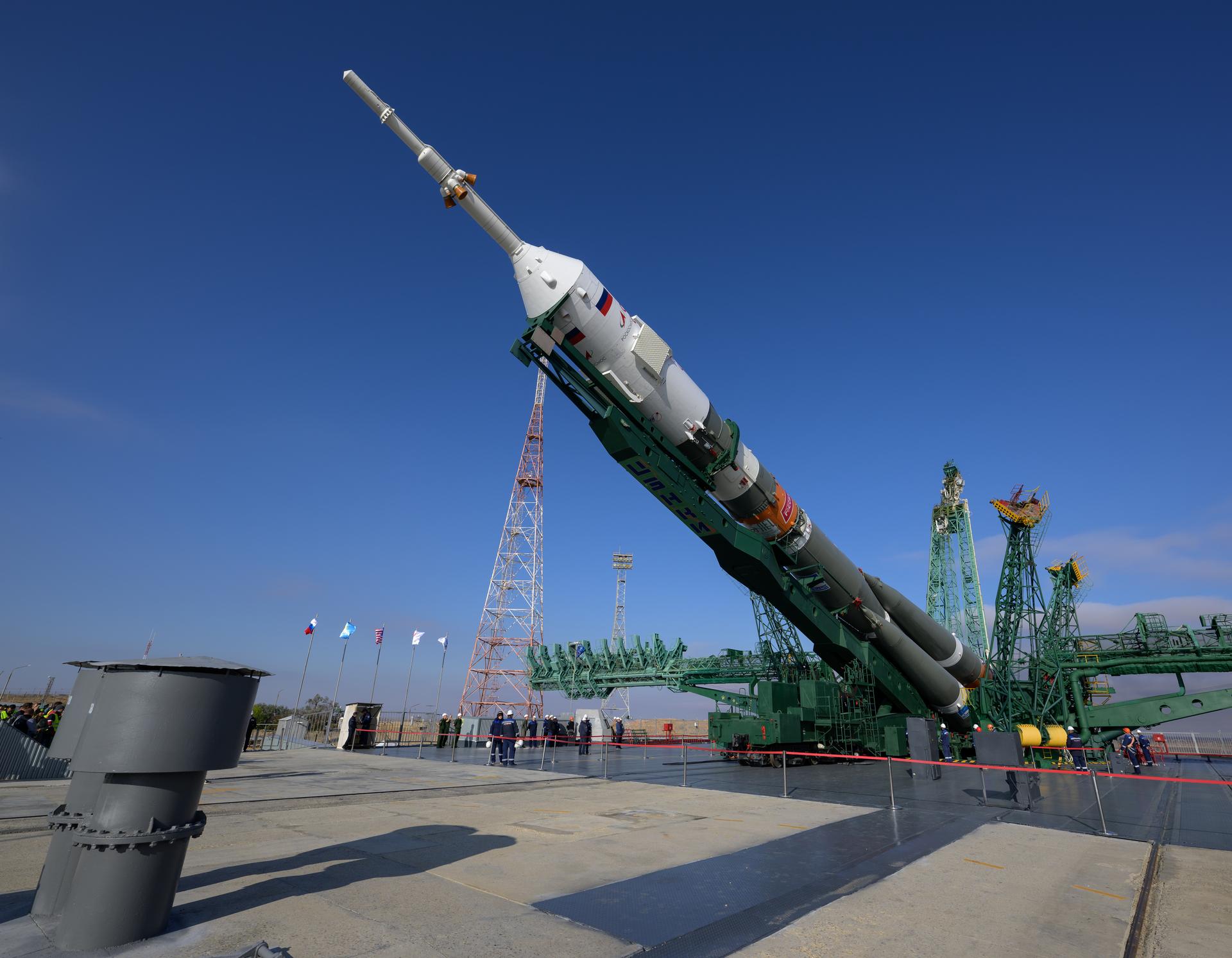 Bộ ảnh quyền lực: Nga nâng tên lửa Soyuz lên bệ, chuẩn bị chuyến bay lịch sử - Ảnh 5.