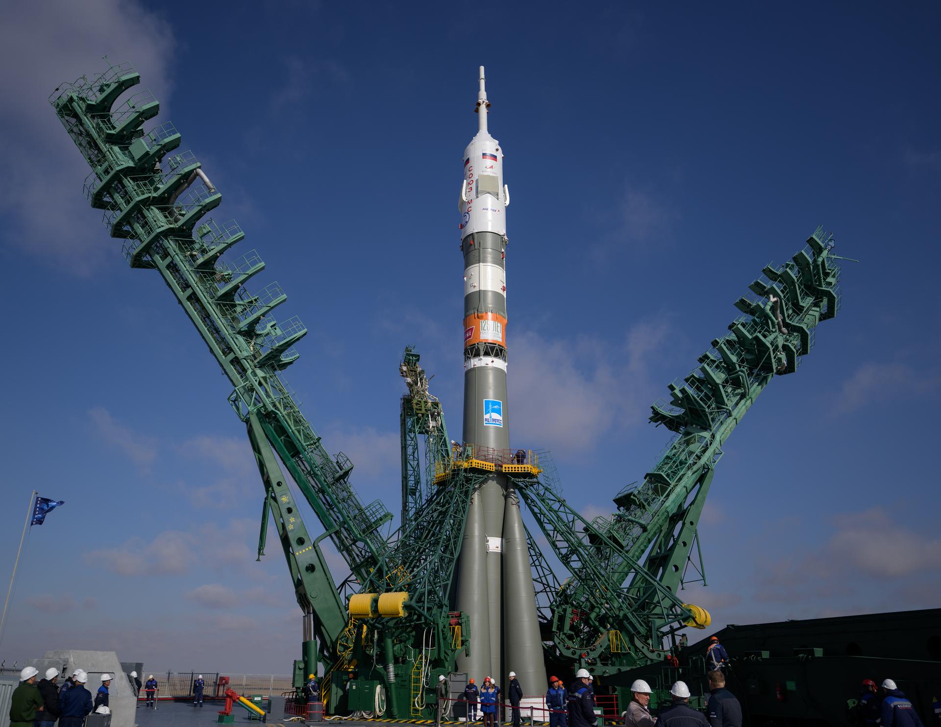Bộ ảnh quyền lực: Nga nâng tên lửa Soyuz lên bệ, chuẩn bị chuyến bay lịch sử - Ảnh 6.