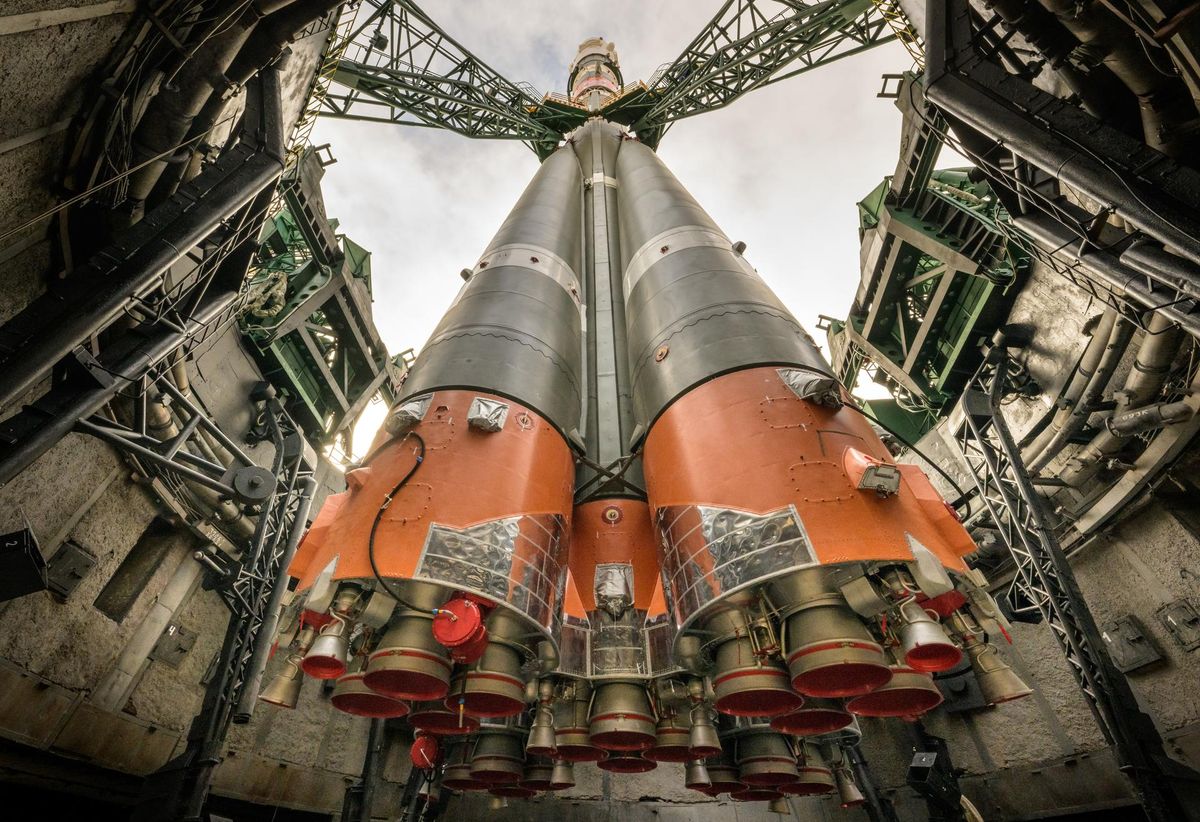 Bộ ảnh quyền lực: Nga nâng tên lửa Soyuz lên bệ, chuẩn bị chuyến bay lịch sử - Ảnh 8.