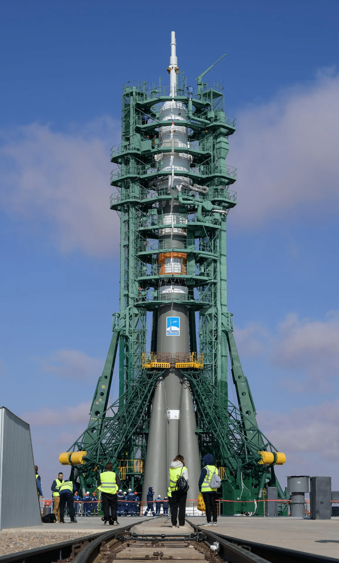 Bộ ảnh quyền lực: Nga nâng tên lửa Soyuz lên bệ, chuẩn bị chuyến bay lịch sử - Ảnh 7.