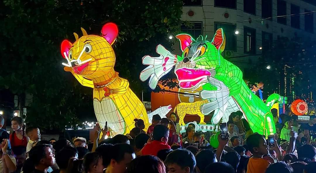 Tuyên Quang bừng sáng sôi động về đêm trước ngày lễ hội Trung thu - Ảnh 3.