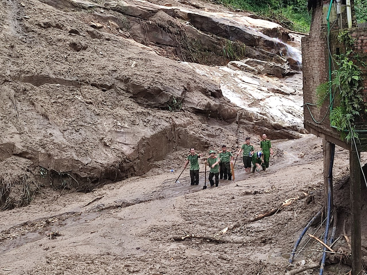 Bê từng viên đá, vén từng cành cây tìm kiếm cứu nạn giúp nhân sau lũ ống ở Lào Cai - Ảnh 4.