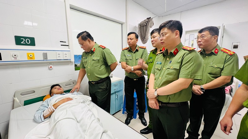 Vụ cháy chung cư mini ở Khương Hạ khiến 5 cảnh sát bị thương phải nhập viện - Ảnh 1.