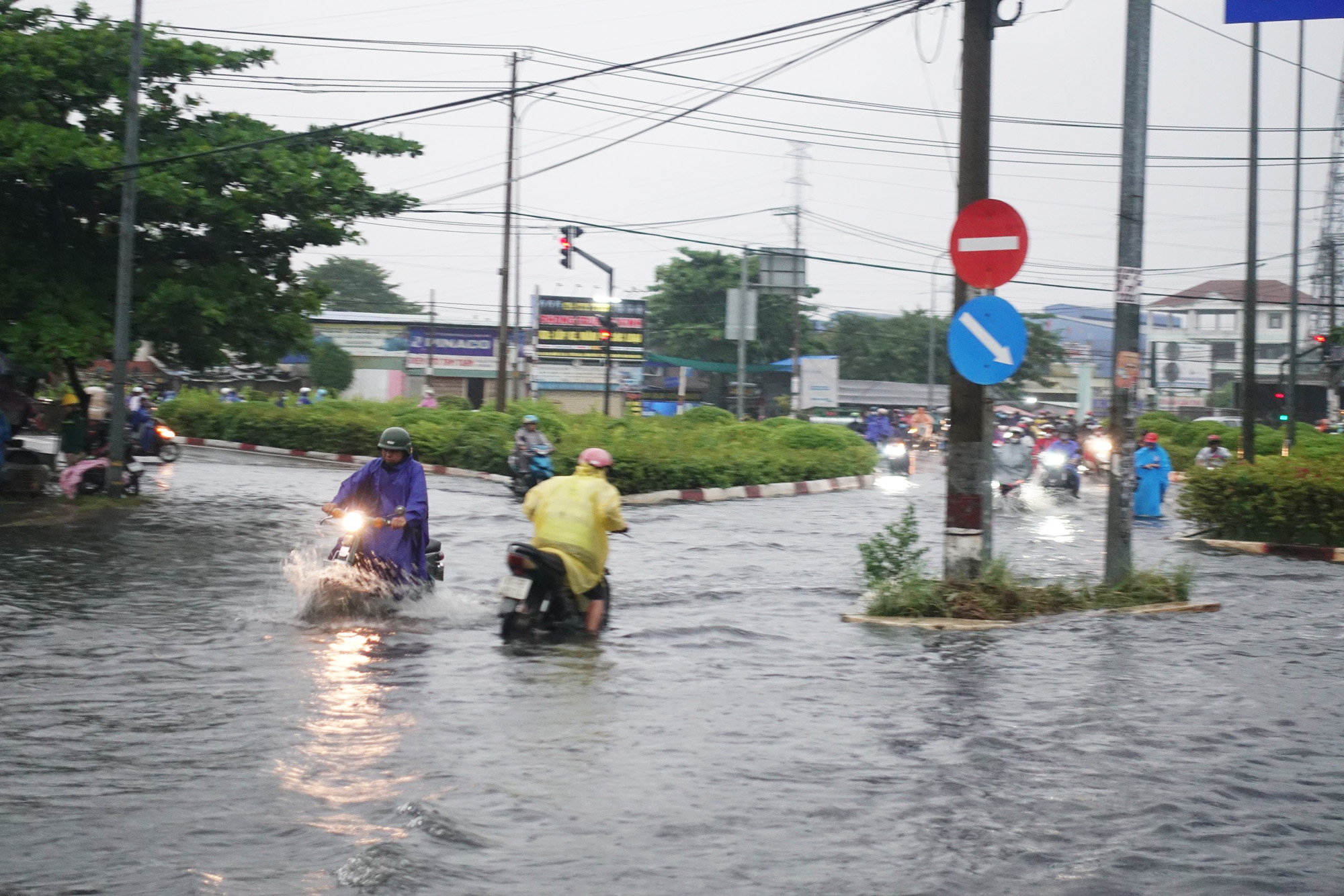 Nhiều tuyến đường tại TP.HCM ngập sâu sau trận mưa,  khiến người dân bì bõm dắt xe giữa dòng nước - Ảnh 3.