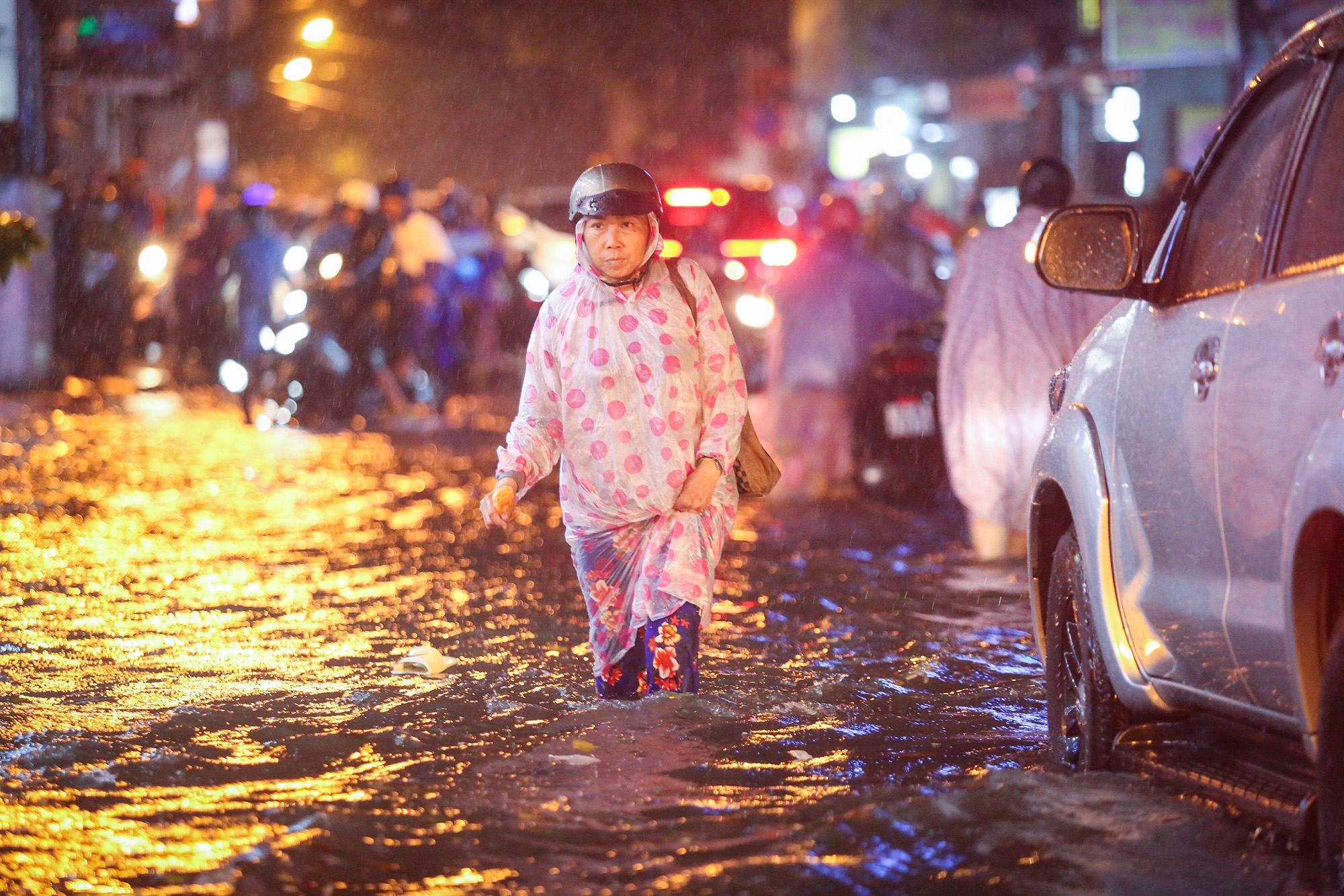 Nhiều tuyến đường tại TP.HCM ngập sâu sau trận mưa,  khiến người dân bì bõm dắt xe giữa dòng nước - Ảnh 4.