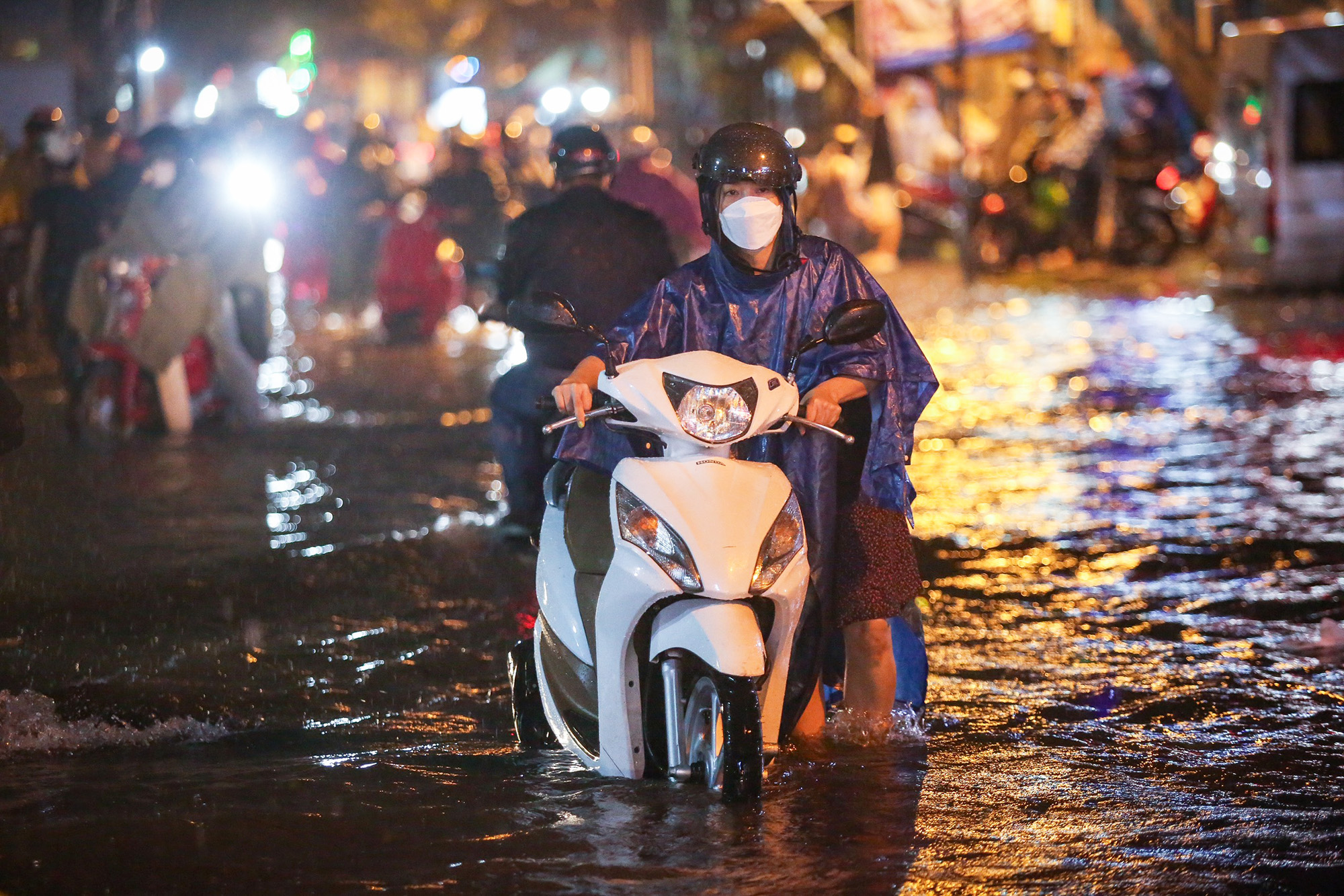 Nhiều tuyến đường tại TP.HCM ngập sâu sau trận mưa,  khiến người dân bì bõm dắt xe giữa dòng nước - Ảnh 7.