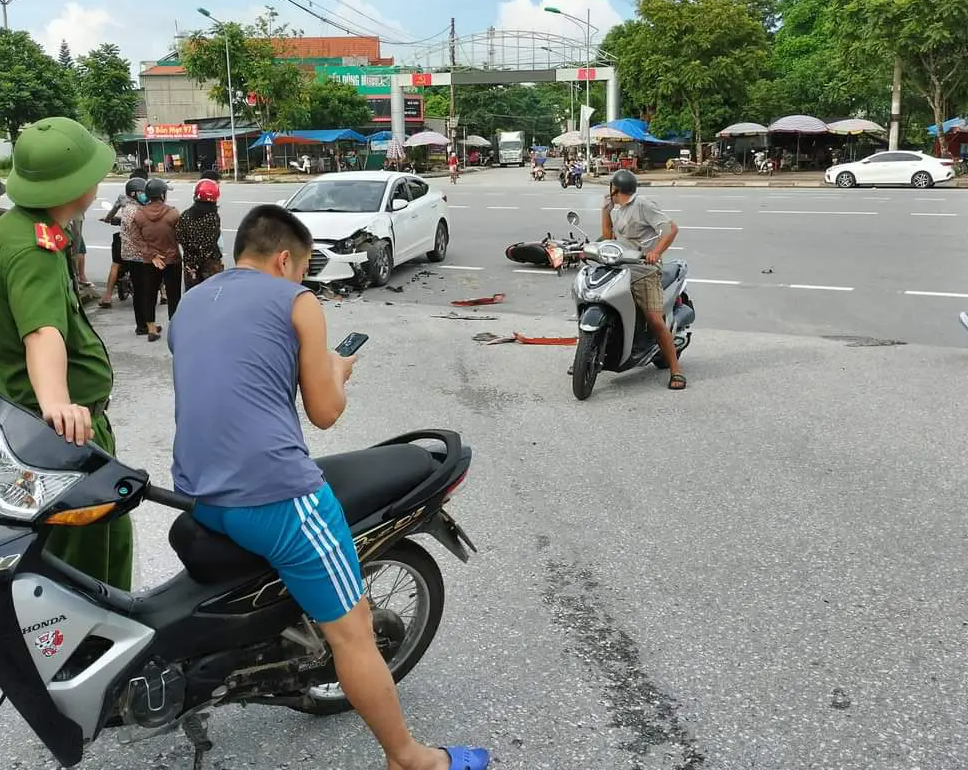 Thót tim khoảnh khắc xe máy tông trực diện ô tô đang sang đường, khiến tài xế nhập viện ở Quảng Ninh - Ảnh 1.
