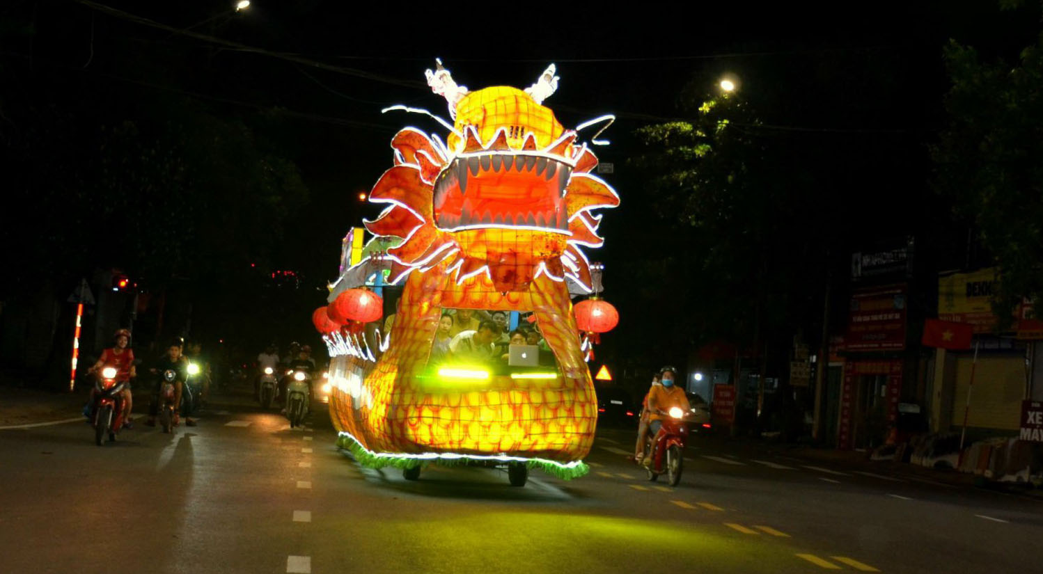 Ngày đi làm ruộng, tối về đi rước đèn lồng lớn nhất nước ở Tuyên Quang - Ảnh 18.