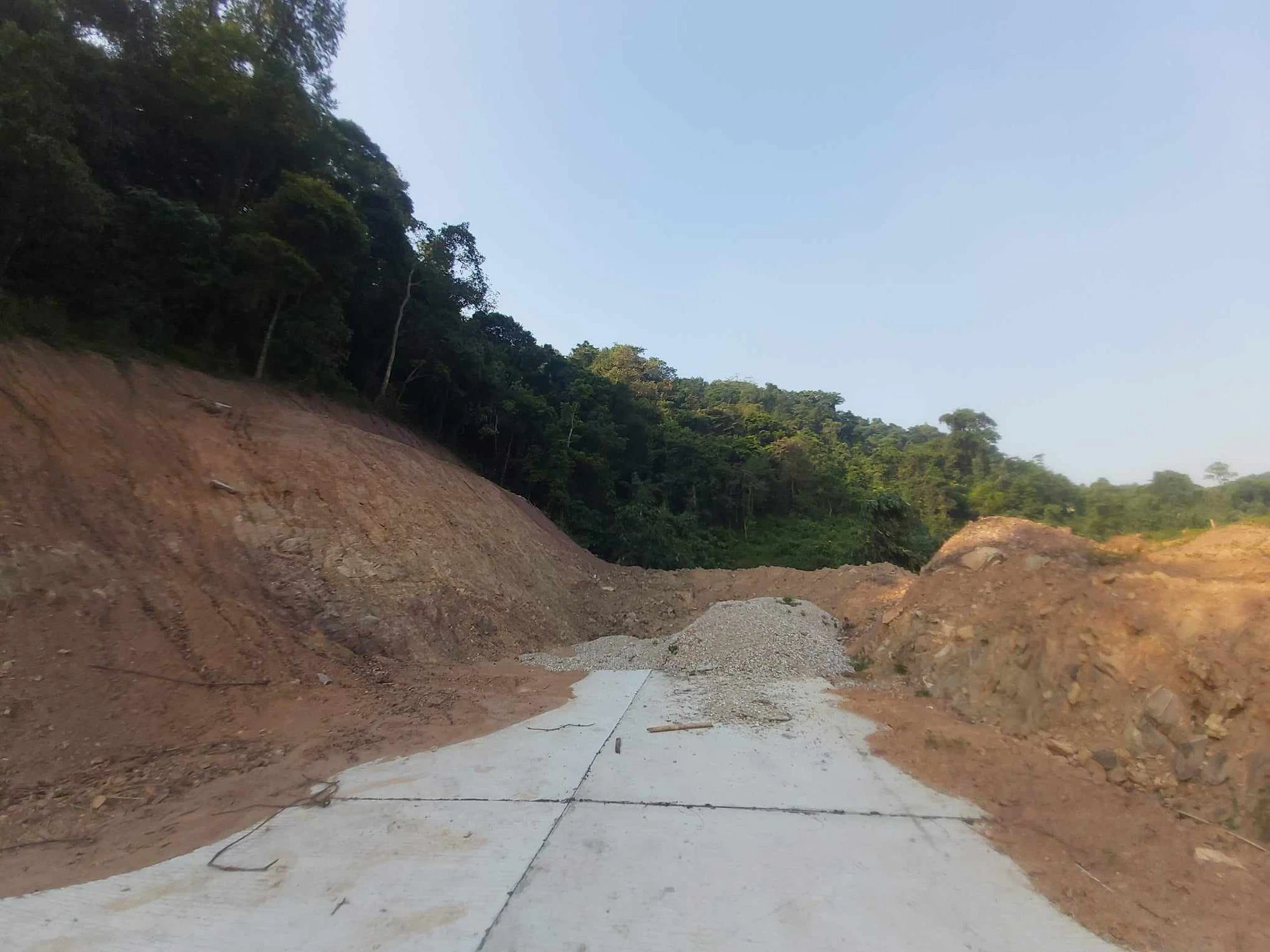 Hải Dương: Dự án đường nối Hải Dương - Quảng Ninh dang dở vì 600m đường vướng đất rừng tự nhiên - Ảnh 1.