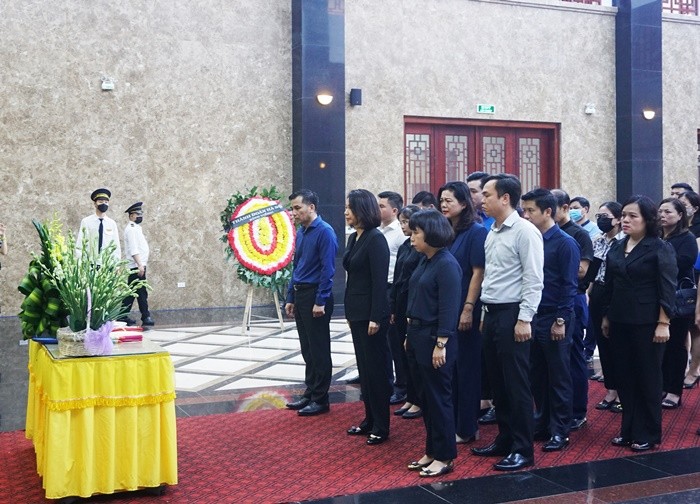 Phó Chủ tịch Hà Nội viếng nạn nhân tử vong trong vụ cháy chung cư mini
 - Ảnh 1.
