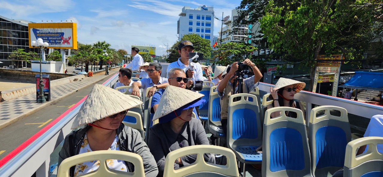 Dạo phố ngắm biển Vũng Tàu, thăm di tích lịch sử bằng xe buýt hai tầng - Ảnh 1.