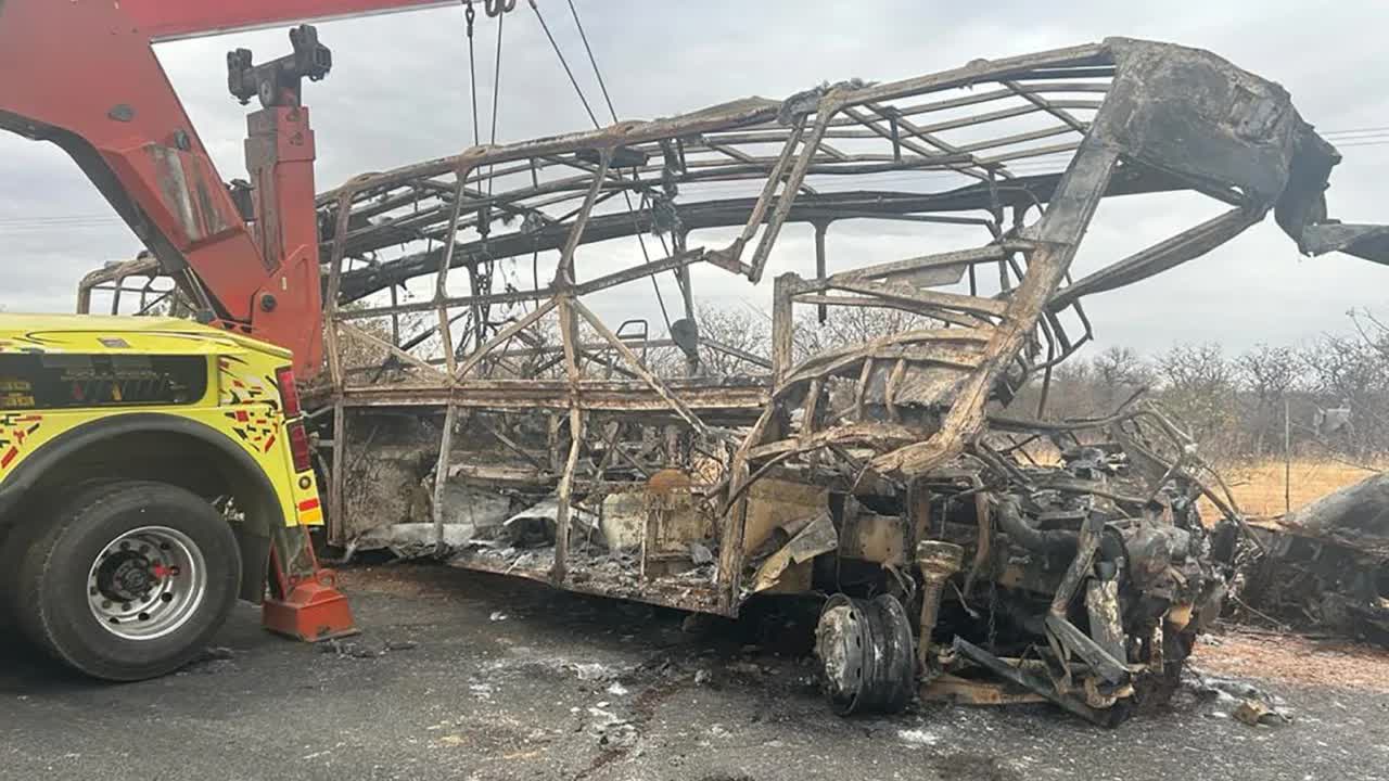 Nam Phi: Xe buýt đâm đối đầu xe tải rồi bốc cháy, ít nhất 20 người thiệt mạng - Ảnh 1.