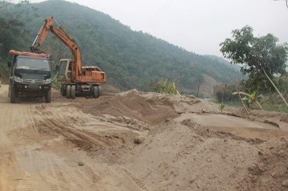 Khai thác trái phép trong 2 ngày, cát tặc lĩnh phạt hơn 600 triệu đồng - Ảnh 1.