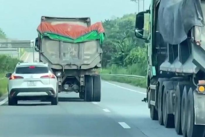 Yên Bái: Khởi tố vụ án 2 xe tải ép ô tô con trên cao tốc Nội Bài - Lào Cai - Ảnh 1.