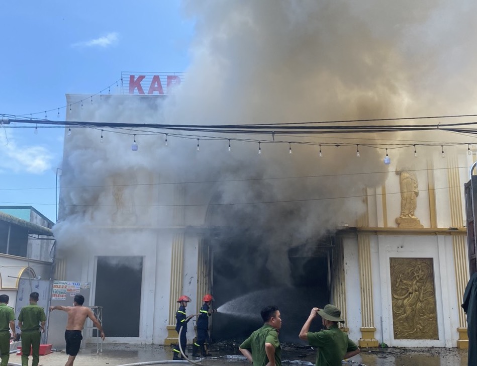 Giao Công an kiểm tra toàn diện quán Karaoke bị cháy dữ dội - Ảnh 2.