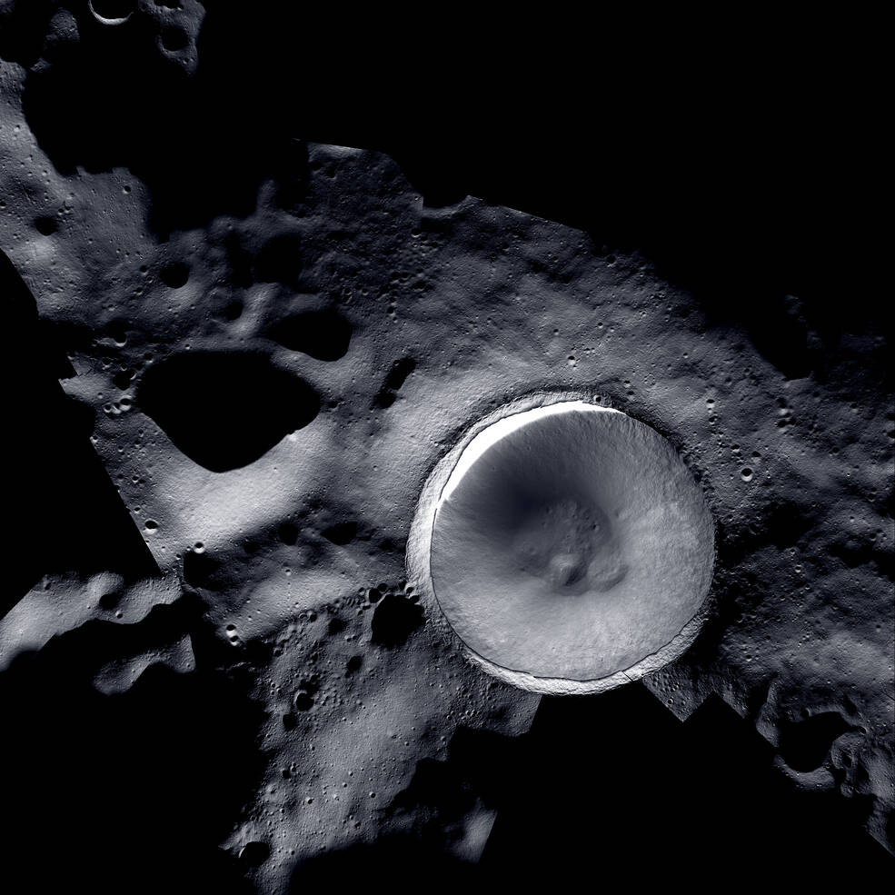 Bức ảnh chưa từng có về cực Nam Mặt trăng: Hố địa ngục -183 độ hiện rõ ràng - Ảnh 1.