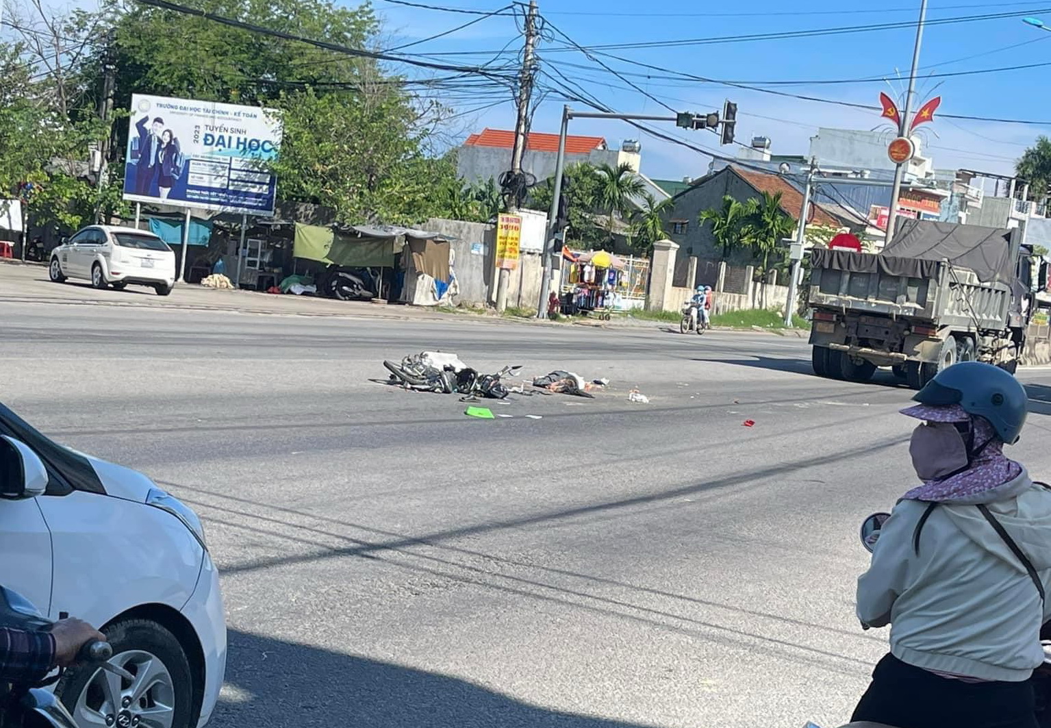 Quảng Ngãi: Xe tải tông xe máy một người tử vong tại chỗ - Ảnh 1.