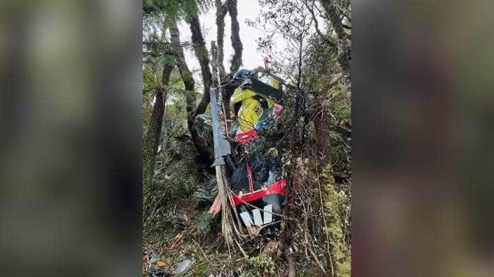 Trực thăng cứu hộ gặp nạn, nhân viên y tế tự leo núi để cứu người bị thương - Ảnh 1.