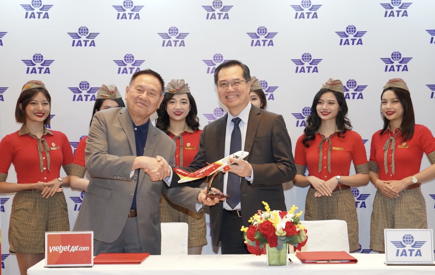 Học viện Hàng không Vietjet &quot;bắt tay&quot; IATA đào tạo nhân lực hàng không - Ảnh 1.