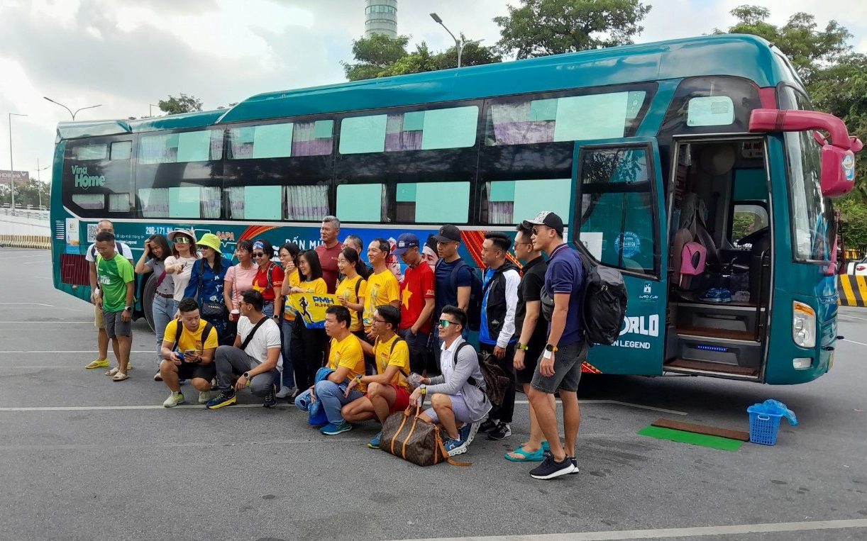 Interbus Lines tài trợ vận chuyển vận động viên Giải chạy Marathon vượt núi Sapa - Ảnh 1.
