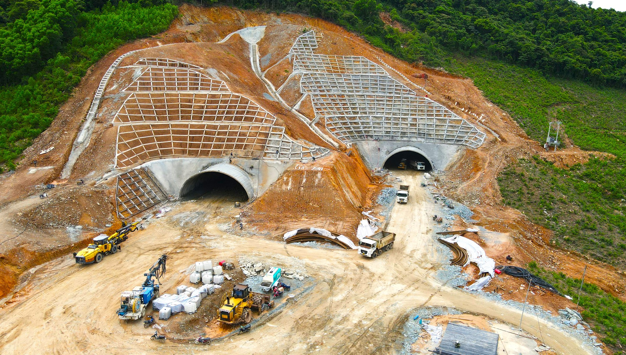 Gặp khó trong thỏa thuận đền bù, mỏ vật liệu thi công cao tốc Bắc - Nam chưa thể khai thác - Ảnh 2.