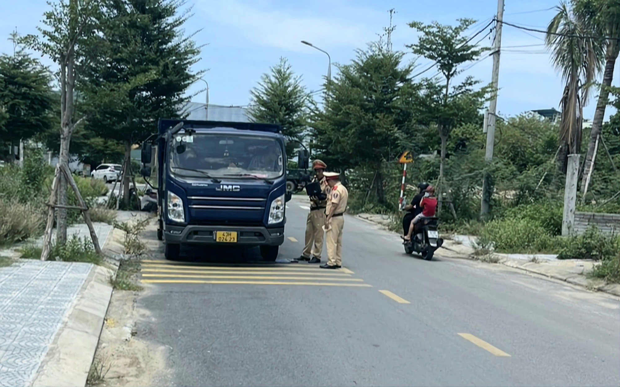 &quot;Bức tử&quot; đường huyện ở Quảng Nam, tài xế xe tải bị phạt nặng - Ảnh 2.