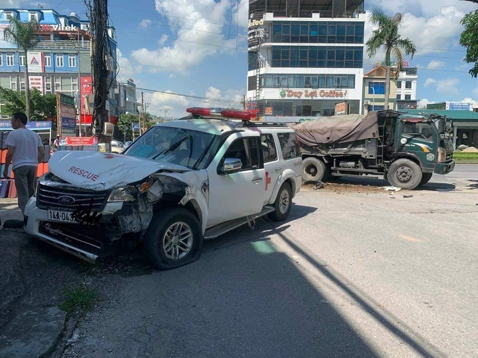 Xe cứu thương bị biến dạng đầu sau cứ đâm vào xe ô tô tải trên Quốc lộ 18 ở Quảng Ninh - Ảnh 1.