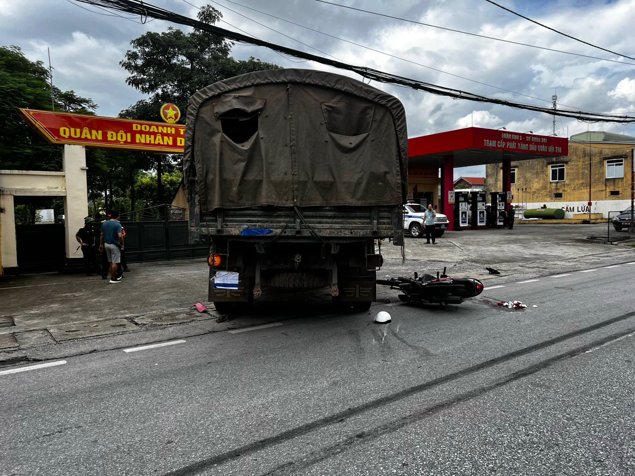 Xe cứu thương bị biến dạng đầu sau cứ đâm vào xe ô tô tải trên Quốc lộ 18 ở Quảng Ninh - Ảnh 2.