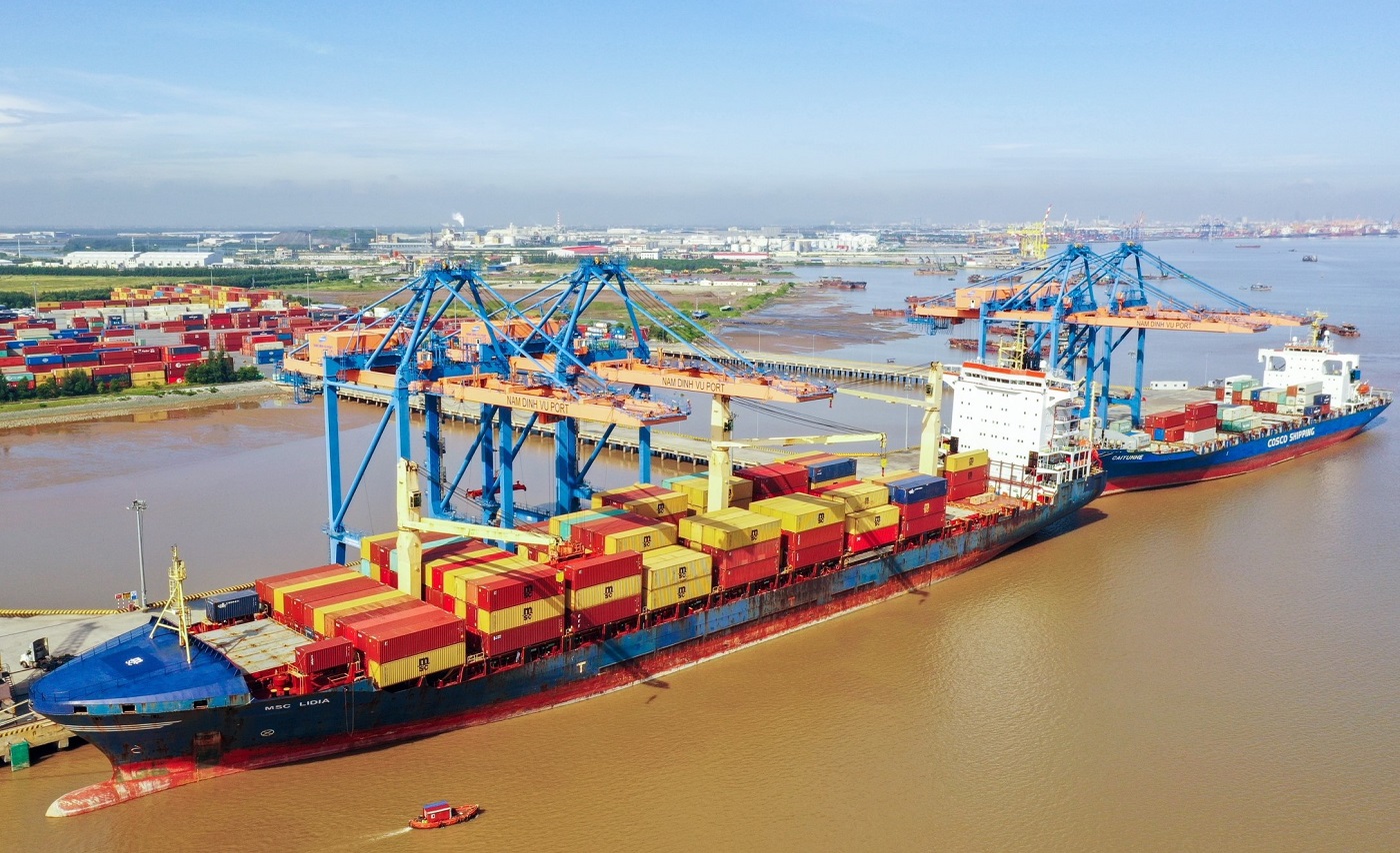 Hơn 565 triệu tấn hàng hóa qua cảng trong 8 tháng - Ảnh 1.