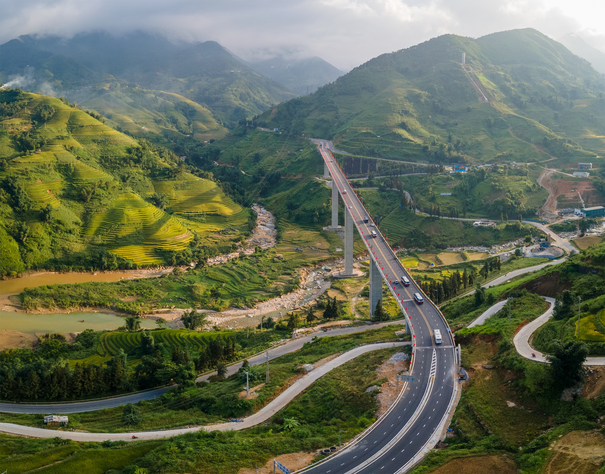 Lào Cai: Chính thức thông toàn tuyến đường nối và cầu cạn cao nhất Việt Nam đi Sa Pa - Ảnh 2.